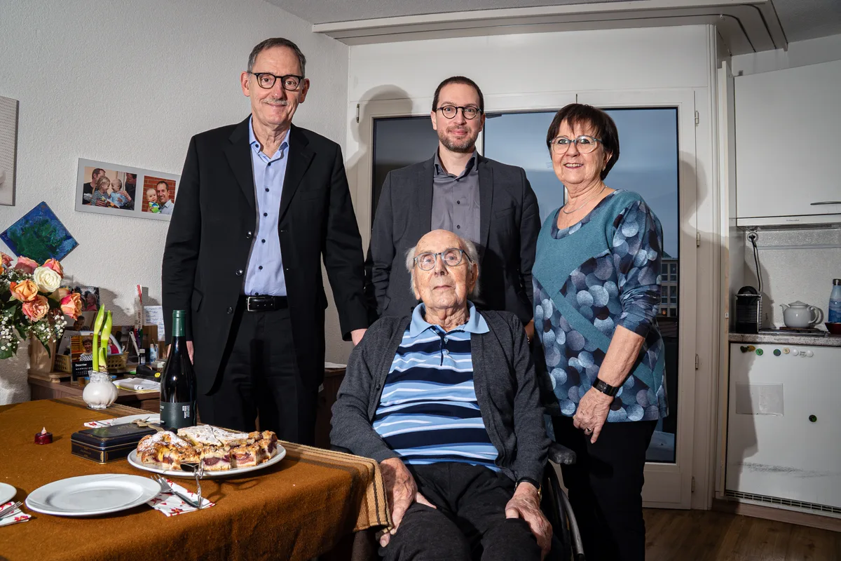 Regierungsrat Mario Fehr und Bezirksrat Daniel Frei erweisen dem Jubilar und dessen Tochter die Ehre (von links). Mario Fehr (parteilos) und Daniel Frei (Bezirksrat Bezirk Uster, GLP) besuchen Albert Honegger (106 Jahre alt).